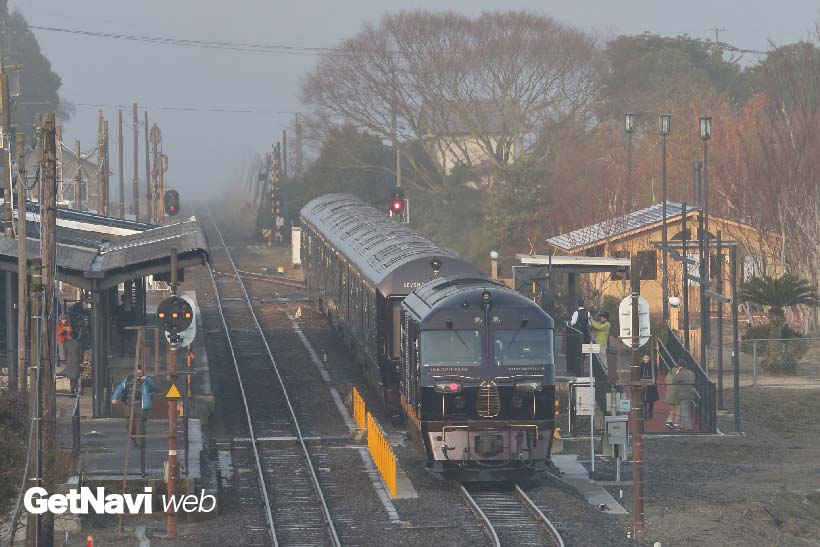 ↑震災前まで「ななつ星in九州」の3泊4日コースでは、早朝の阿蘇駅でモーニングを楽しめた。なお、2018年3月から大分駅〜阿蘇駅間の運行は復活する予定