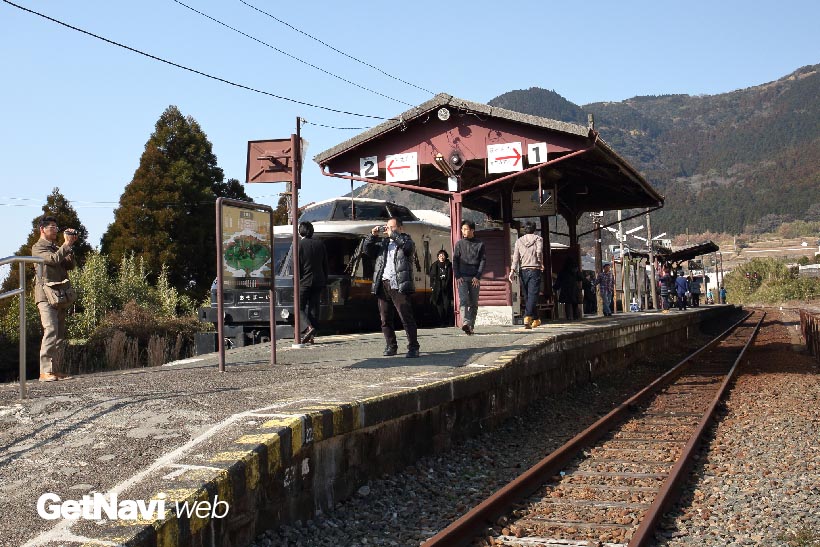 ↑(震災前)立野駅ホームでは、特急「あそぼーい!」の到着で賑わう様子が良く見られた