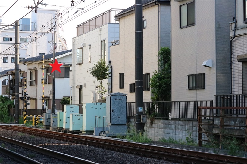 ↑両機とも「RAW＋JPEGラージファイン」で★の位置に先頭車両が来た時点で連写開始。先頭車両がフレームアウトする直前のカットを掲載した