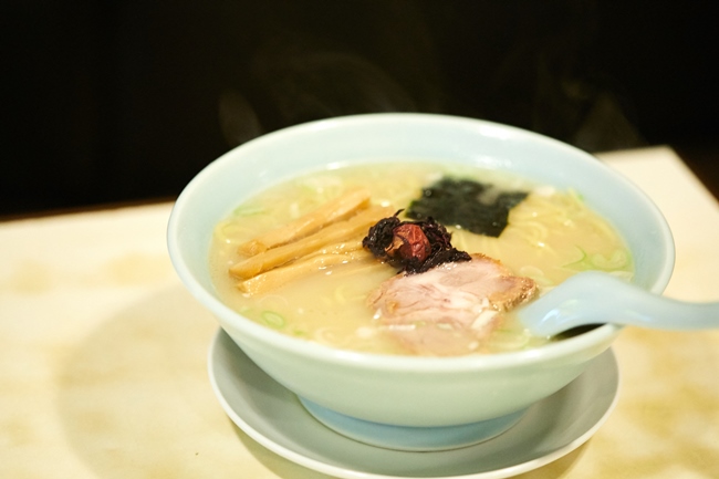 「塩ラーメン」（￥600）。豚のゲンコツと鶏のモミジによるスープに、宗田節と煮干しのダシを加えた動物+魚介系。コンソメやこぶ茶を使った塩ダレが奥深いうまみを生み、中細麺によく絡みます