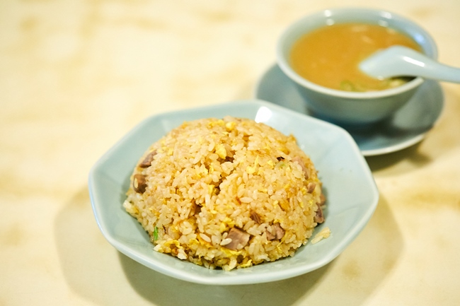 「チャーハン」（￥770）。固めに炊いたご飯と、卵、ネギ、チャーシュー、塩、胡椒などで仕上げる、あくまでシンプルなレシピ。セットのスープは、やはり白濁した同店ならではのもの