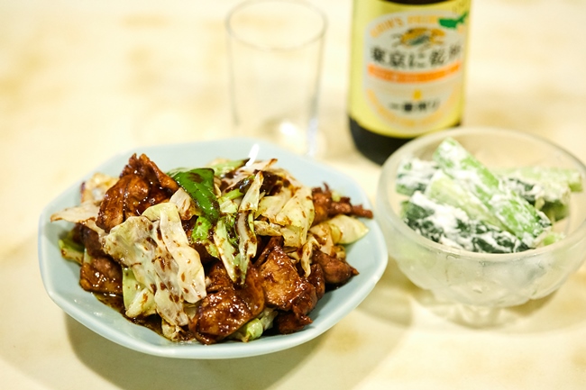 八丁味噌で作った自家製テンメンジャン決め手の「回鍋肉」（￥820）、塩と黒胡椒とホイップクリームでまさかのおいしさに仕上げた「きゅうりのクリーム和え」（￥500）。しっかり冷えた「びんビール（中）」（￥530）とも抜群の相性です 