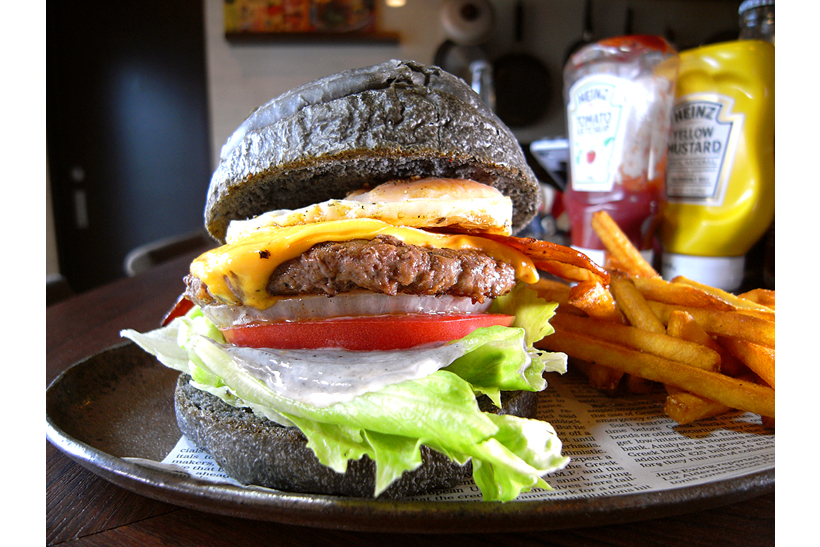 バーガーの醍醐味はサックサクの「食感」にあり! カウンターだけの小さな実力店、王子神谷「THE BURGER STAND」
