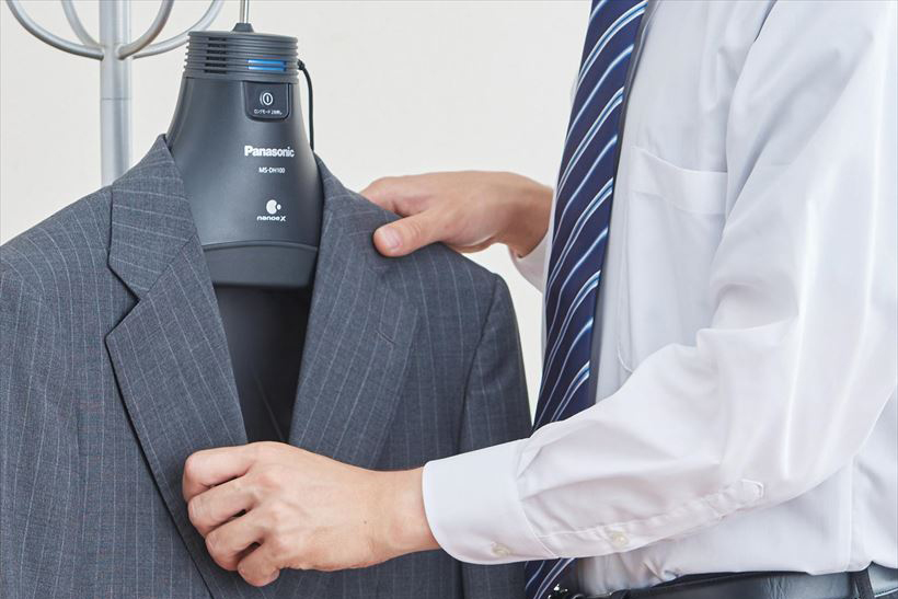 「勝負スーツがクサイ」悲劇を防ぐには? 服を掛けるだけでニオイを抑える「脱臭ハンガー」を要チェック