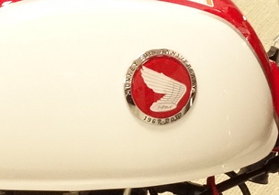 ↑モンキー50周年記念のエンブレム。ホンダのロゴも50年前のものが採用されている