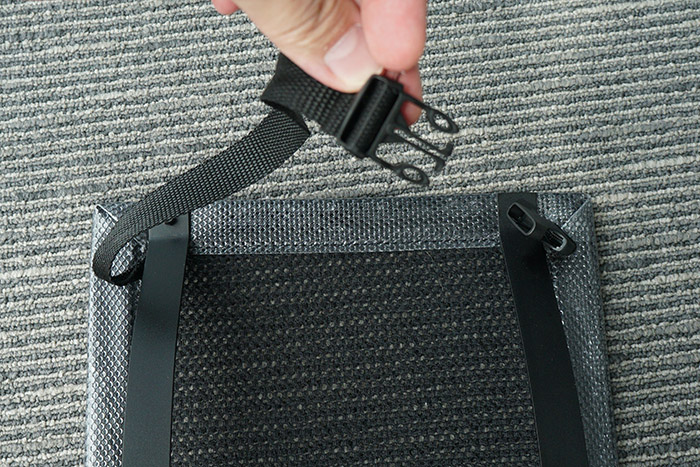 ↑ベルトとバックルでリュックに固定します