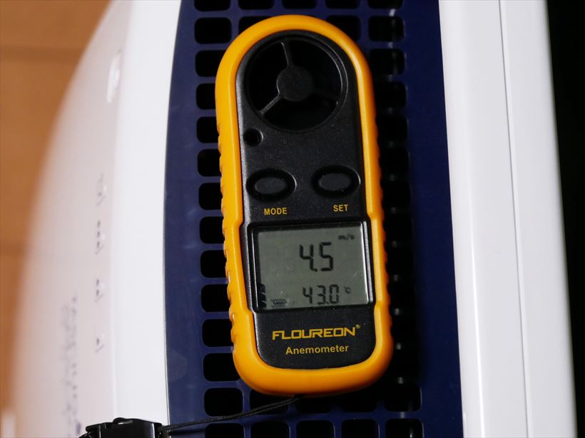 ↑計測器で測ってみると、風速は4.5m/sで、一般的な扇風機の「強」程度の強さ。洗濯物の真下に置くと、上の洗濯物がゆっくりと揺れる程度です