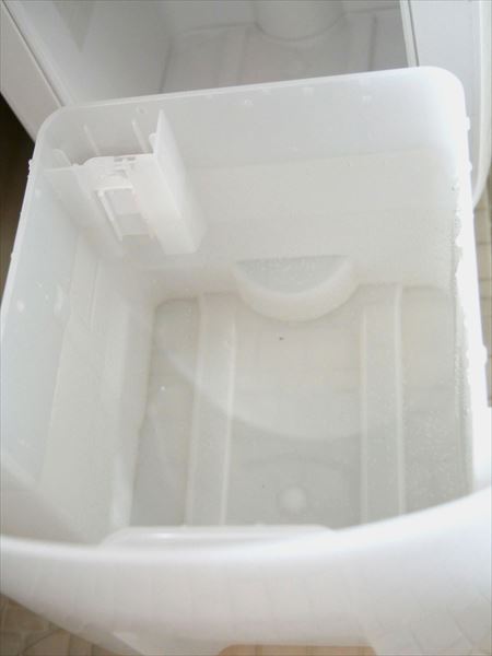 ↑一晩運転するとタンクが一杯に。こんなに湿気があるのかとゾッとしました