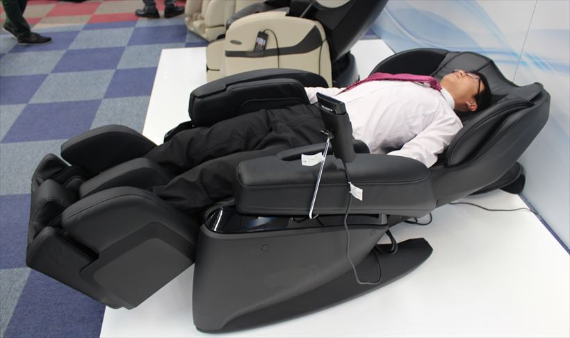 最高級マッサージチェアは「全身ストレッチ」もお手の物! フジ医療器、本気の最新作を試した