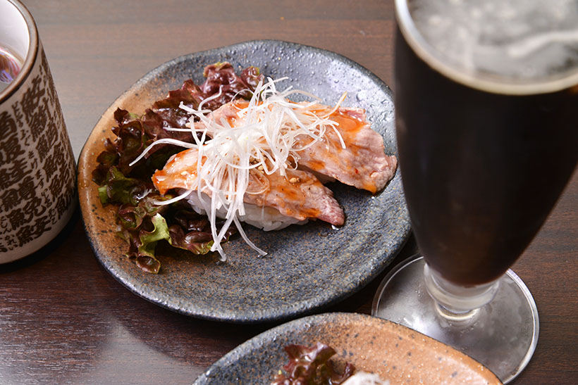 ↑マグロホホ肉(ステーキソース)×SVB「アフターダーク」。食べごたえのあるホホ肉がソースと相まって、まるで肉のステーキのよう。深いロースト香の際立つ黒ビールが、脂のジューシーな寿司と美味なるハーモニーを生み出します