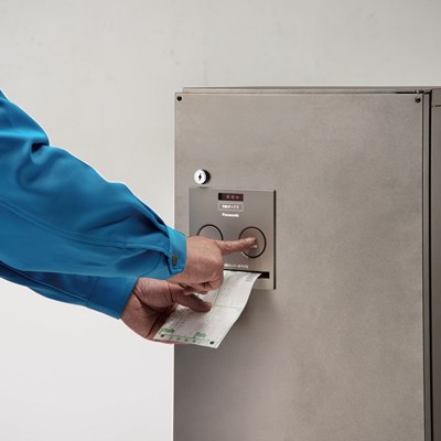 パナソニックの宅配ボックスに採用されているバネ式捺印機構は、ボタンを押すとセットされているスタンプ式の印鑑が押される仕組みになっている
