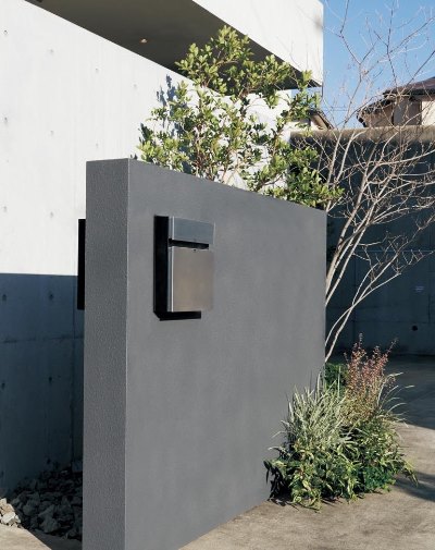 洗練されたデザインの戸建用宅配ボックスCOMBO-F。上部が郵便受け、下部が宅配ボックスになっています。差し込み口に伝票を入れて本体のボタンを押すと捺印される機構を備えています。11万8584円~