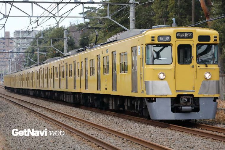 ↑西武鉄道2000系の初期形車両。正面の天井部分が角張っているのが特徴だ