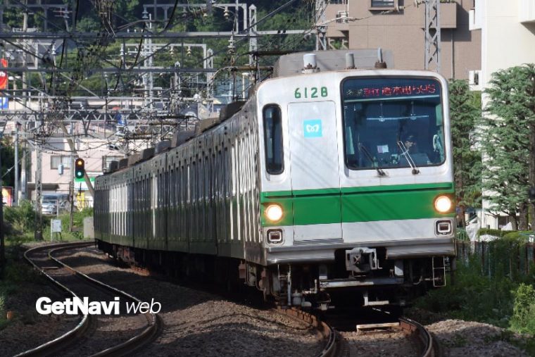 ↑小田急線内を走る東京メトロ6000系。独特のスタイルは有楽町線7000系などに引き継がれている