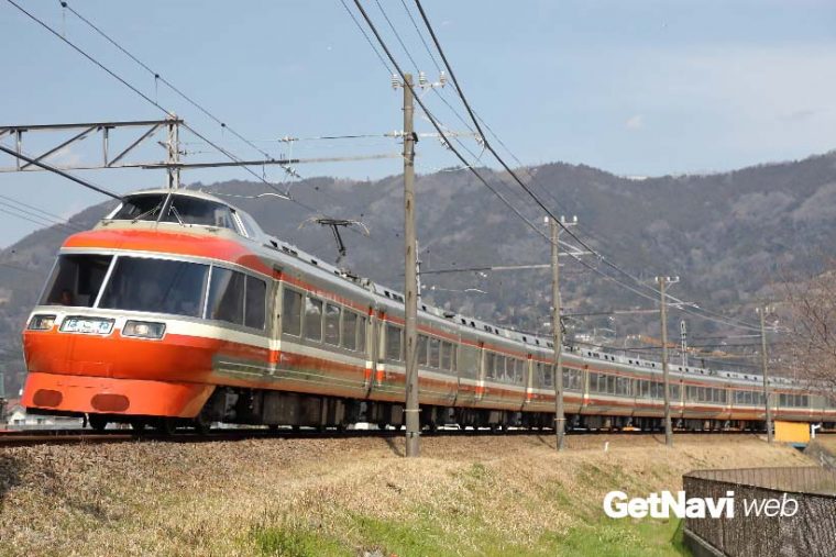 ↑ロマンスカーの伝統を残すオレンジ色塗装の7000形LSE。新型車導入で消える運命か!?