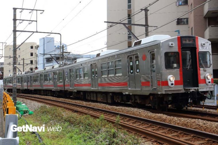 ↑“歌舞伎塗装”車として人気の7700系7912編成。この編成だけ特徴のある車体色となっている
