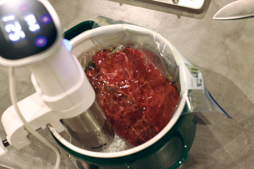 あの「真空低温調理」が2万円でできる? 安売り肉も驚くほどジューシーに仕上げる魔法の棒「BONIQ」が日本上陸!