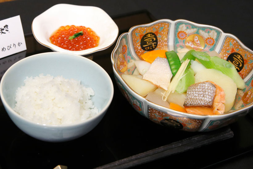 ↑北海道「ゆめぴりか御膳」。監修:料亭 冨茂登 主人 尾形有司 氏 ご飯のお供:沖獲り銀鮭のいくら醤油漬け 汁物:北洋産紅鮭の三平汁