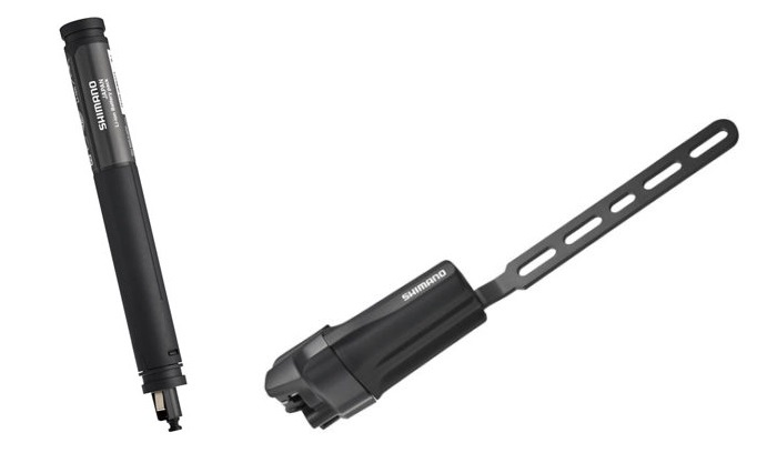 小型軽量化され、充電時にもワンタッチで取り付け、取り外しが可能。テストを繰り返し、低温、雨、泥、振動、転倒等においても、高い信頼性が実証されている。バッテリー残量によって点灯する光が緑から赤に変化する。1回の充電で約2000km走行可能。