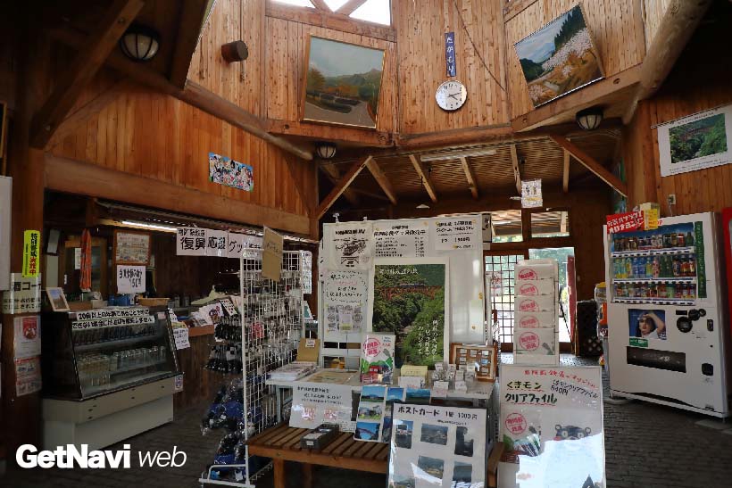 ↑高森駅の駅舎内では復興応援グッズや阿蘇の土産品が数多く販売されている