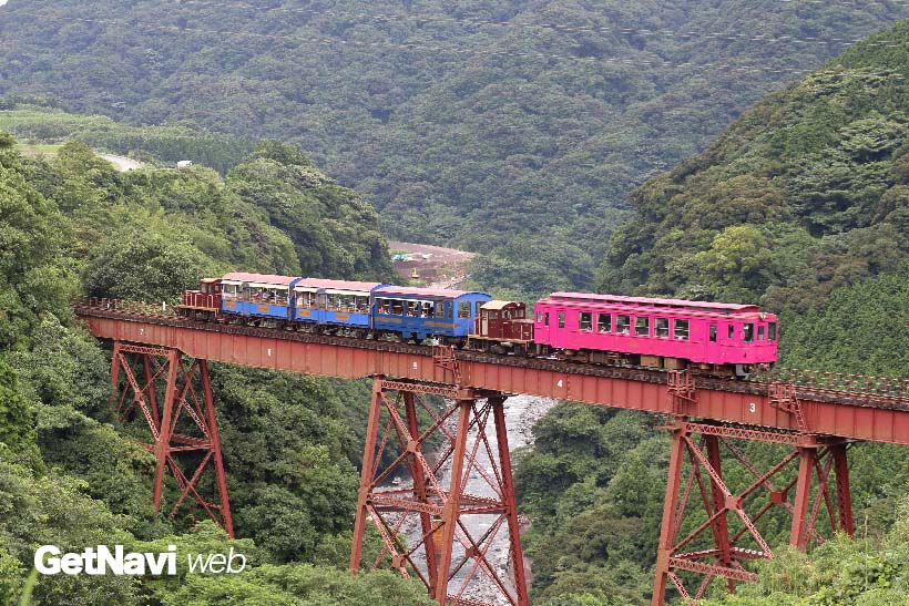 ↑(震災前)立野橋梁をトロッコ列車+MT3010形気動車が渡る。素晴らしい眺望が楽しめた