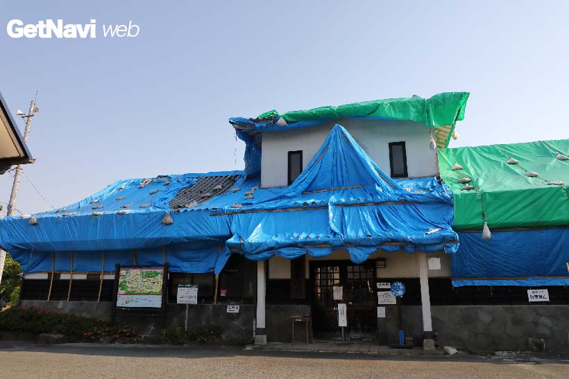 ↑(震災後)駅舎内に温泉施設があった阿蘇下田城ふれあい温泉駅。建物が一部崩れたため、駅舎はシートに覆われていた