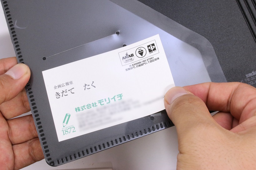 ↑名刺用ポケットは縦と横に。自分の名刺ともらった名刺で使い分けられる