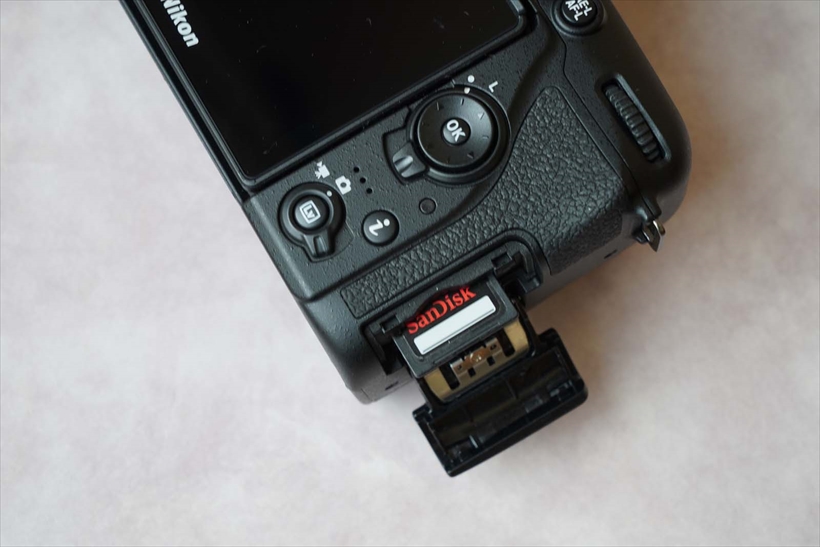 ↑D7200はメモリーカードスロットがデュアルスロット(上)だったが、D7500ではシングルスロットに。D7200がDXフォーマット(APS-C機)のフラッグシップ機だったのに対し、D7500は上位モデルにD500が存在するということもあり、機能などが簡略化された部分も多少なり存在している