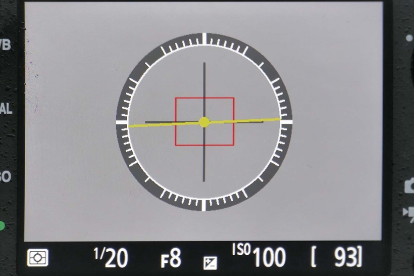 ↑D7200の電子水準器は、左右方向のみで、画面の傾きは直せるが、ボディの仰角を確認できない。D7500同様、ファインダーでも利用できる
