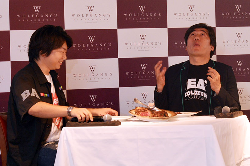 ↑ステーキを前に肉談義を繰り広げる田辺晋太郎さん(左)と寺門ジモンさん(右)