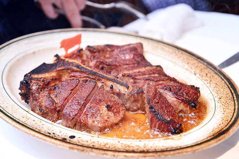 ↑テーブルにサーブされる際は、皿が鉄板のようにアツアツ。肉汁までも沸騰し、芳醇な香りが“フワァーッ”と鼻孔を刺激します