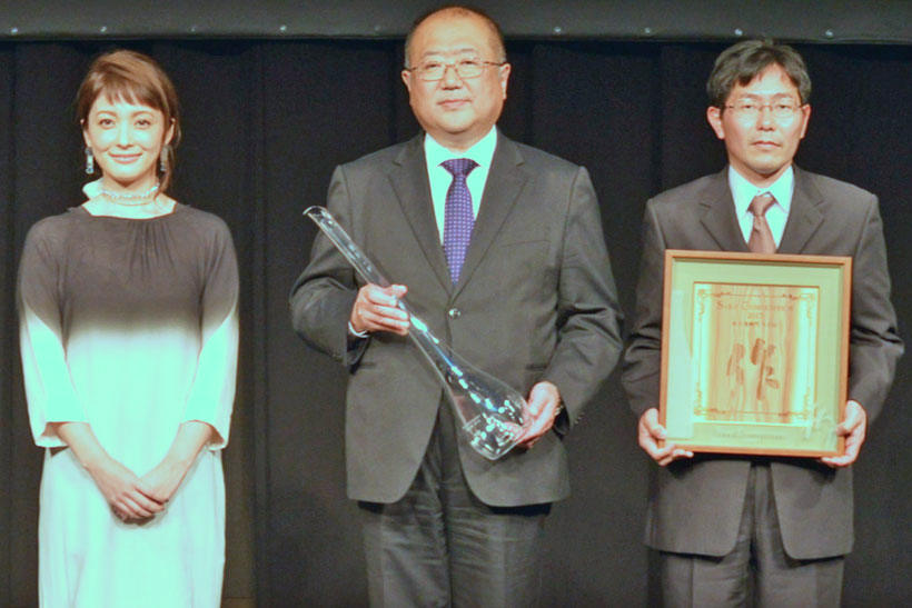 ↑中央が6代目蔵元の清水慎一郎さんで、右が杜氏の内山智広さん。左は純米酒部門のゲストプレゼンターとして登壇した女優の平山あやさん