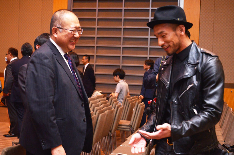 ↑蔵元の清水慎一郎さん(左)とSAKE COMPETITION主宰のひとり・中田英寿さん(右)