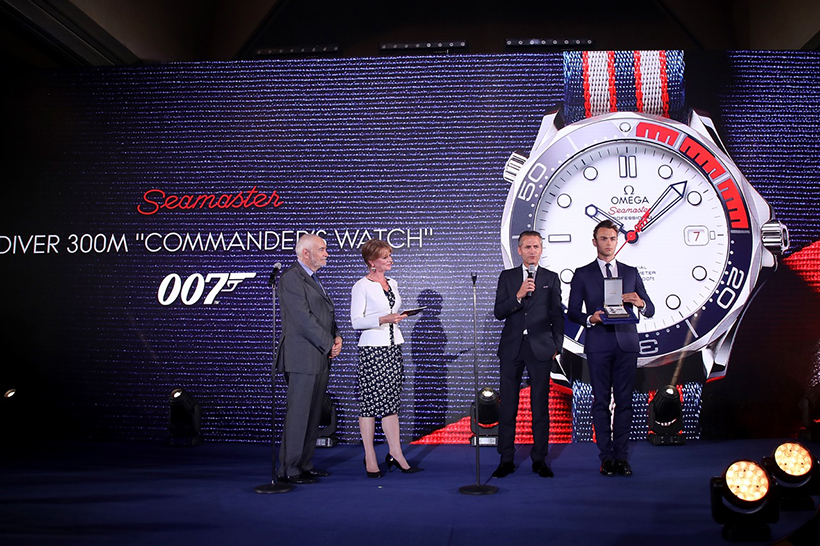 ↑『007』シリーズを⼿掛ける映画プロデューサーのマイケル・G・ウィルソン、5 代⽬ジェームズ・ボンド役のピアース・ブロスナン主演作品でマネーペニー役を演じた⼥優のサマンサ・ボンド、オメガ社社⻑ 兼 CEO のレイナルド・アッシェリマン
