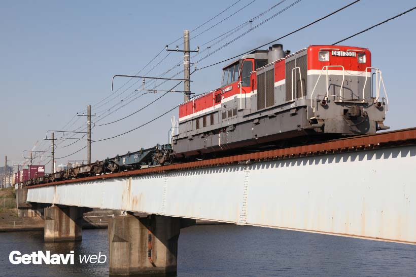 ↑防音対策などを施したDE11形式2000番代。新鶴見機関区に配置、首都圏の貨物駅などで稼働している