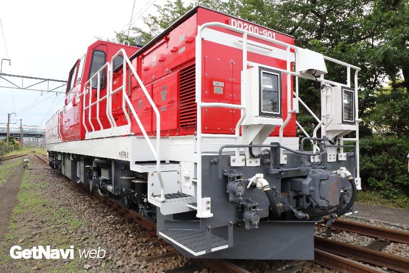 ↑DD200形式901号機（試作車として造られたため900番代とされている）。入れ換え作業がしやすいように大きめのステップが採用され、安全対策用に手すりの色分けなどが行われている
