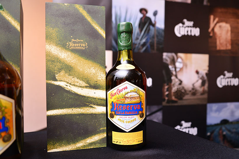 ↑クエルボ・レゼルヴァ・デ・ラ・ファミリ/750ml(参考価格1万9940円)。やはりコルク栓は1本ずつ手作業で封蝋され、ラベルには手書きのシリアルナンバー入り。こちらはハンドメイドボトルに詰められ、メキシコ人アーティストがデザインした化粧箱に納められます