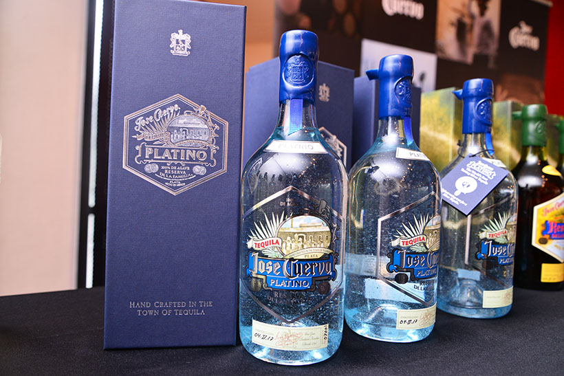 ↑クエルボ・プラティノ/750ml)(参考価格1万800円)。パッケージは気泡の風合いを活かした透明瓶で、 コルク栓は1本ずつ手作業で封蝋。ラベルには手書きのシリアルナンバーが記されています