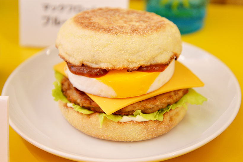 ↑チーズロコモコマフィン／税込330円（朝マック限定。朝のバリューセットは税込530円、コンビは税込400円）