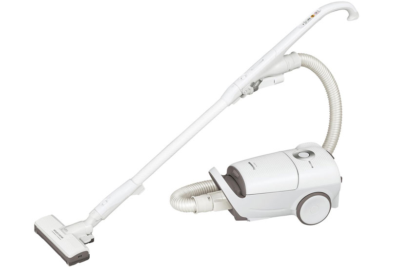 パナの「シニア向け掃除機」軽量化への執念がスゴイ! 今度はハンドルを伸ばしながらもアタッチメントを軽量化