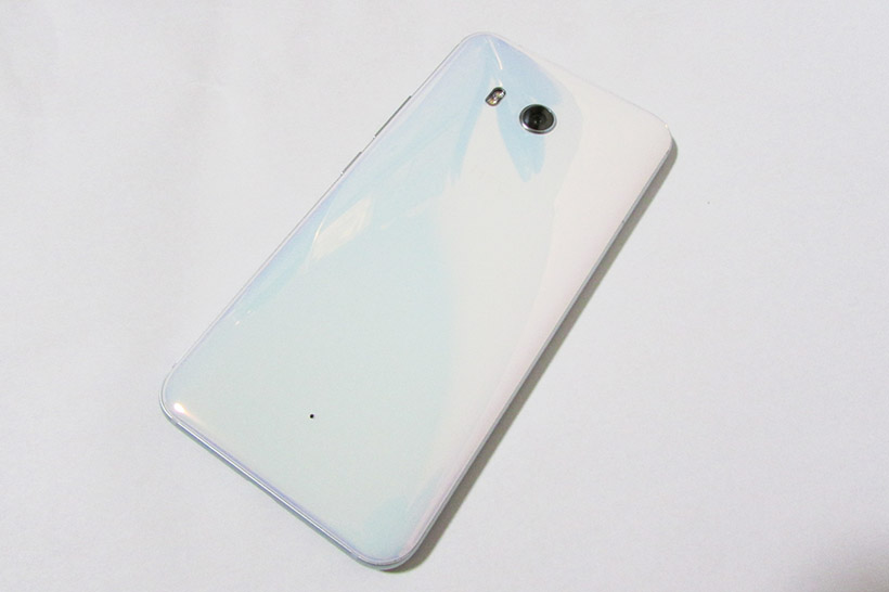 ↑大画面スマホですが、背面がカーブしていて持ちやすい