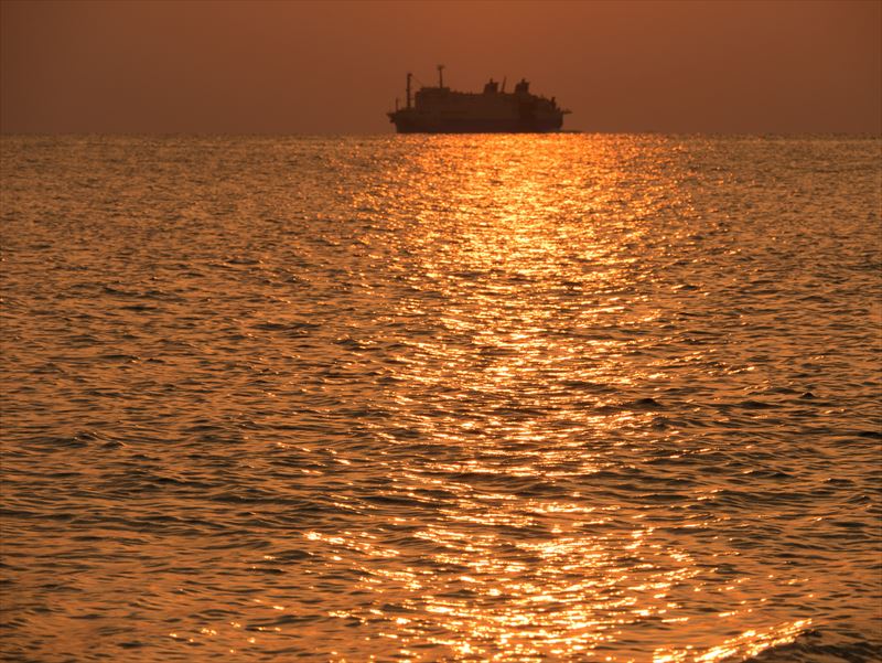 ↑上の写真と同じ場所だが、こちらは夕日で輝く海面を大きく捉えることで、夕景らしさを表現している