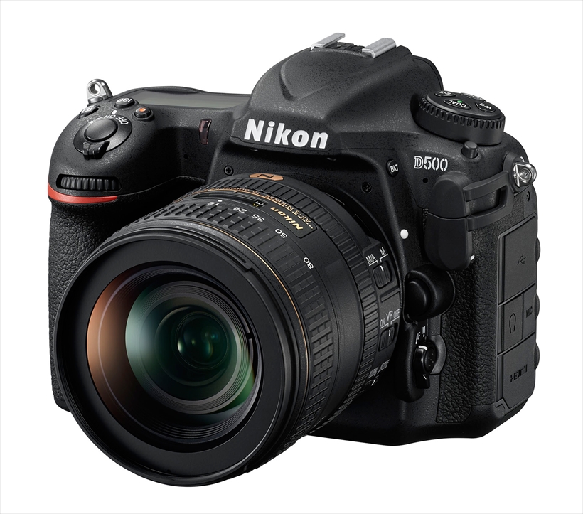 ニコン D500(参考価格:23万5590円)。↑DXフォーマットのフラグシップ機。フル サイズのプロ機である、D5の弟分ともい えるモデルで約10コマ/ 秒の連写性能な どプロ機に劣らない基本性能を備えてい るのが魅力