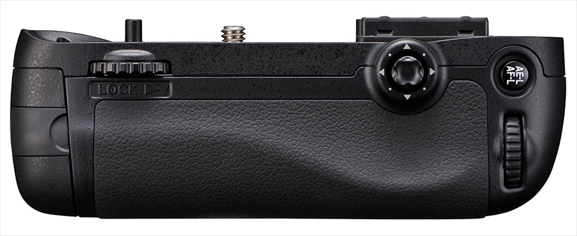 ↑マルチパワーバッテリーパックMB-D15(参考価格:3万870円)。D7200には、本体と合わせてバッテリーが2本装着できて縦位置グリップにもなる、バッテリーパックが用意されている。D7500には、こうしたバッテリーパックなどの設定はない