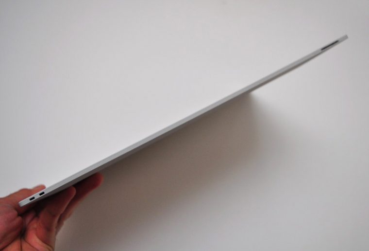 ↑薄さは約5.9mm。A4サイズのモバイル端末では世界最薄最軽量となる約349gを実現している