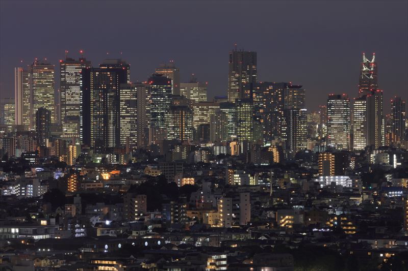 ↑上の写真は、暗いだけの空が画面の半分を占め、夜景の印象は弱い。下の写真は、空をカットして、そのぶん地上の明かりを入れた。暗い部分が減ると、画面いっぱいに光があふれる