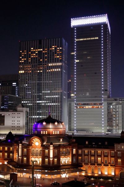 ↑上の写真は平日の夜に撮影。ビルの窓に明かりが灯り、きらびやかなビルの夜景写真に仕上がった。下の写真は休日に撮影。ライトアップされた東京駅は印象的だが、背後のビルは明かりが少なくて寂しく感じる。このようなときは、東京駅だけをアップで狙ったほうがいい