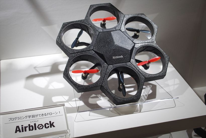 最先端「知育」にワクワクが止まらない! プログラミングで操作ができるドローン「Airblock」