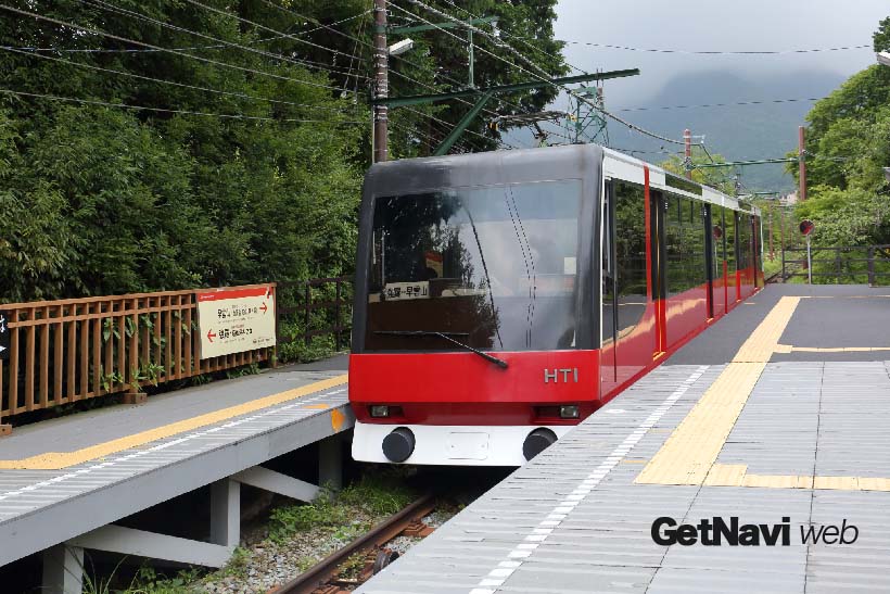 ↑公園下駅に到着した強羅駅行き電車。傾斜地を走るだけにケーブルカー。途中駅のホームも斜面に合せて傾斜して造られている