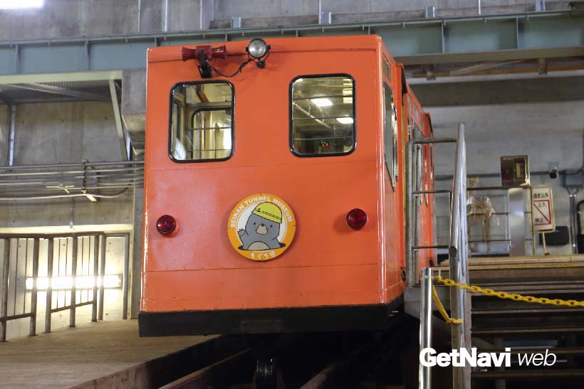 ↑青森県・竜飛岬にある青函トンネル記念館内の記念館駅からケーブルカーへ乗り込む
